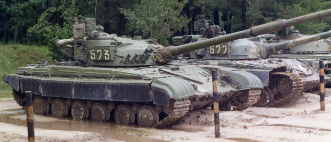 Т-64А обр. 1980/83 г. с 902А, сплошными экранами и броневой накладкой на ВЛД. Десна, 2000 г. Фото В. Чобиток